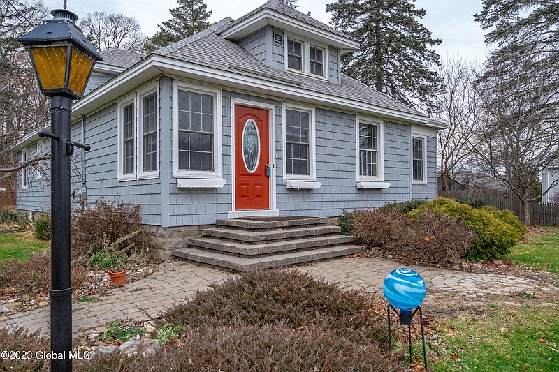 4th image of 979 Riverview Road