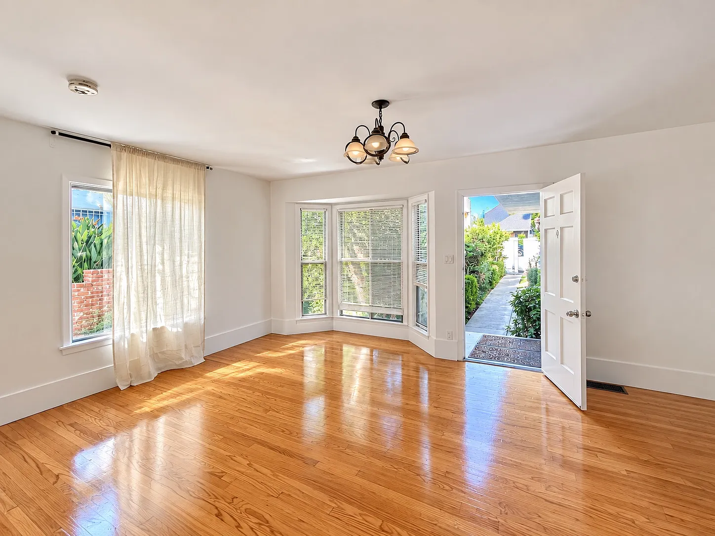 3 bed, 1000 sqft, $3,650 — Photo 1