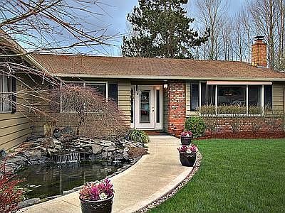 Beautifully Landscaped Frontyard