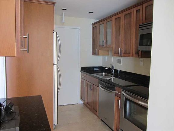 3rd image of 1000 West Ave APT 524