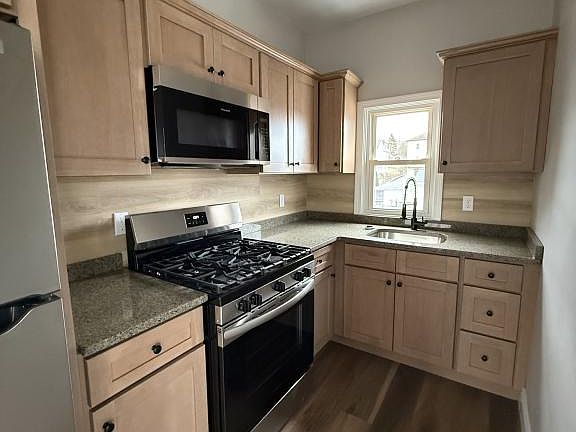 2nd image of 21 Jones St