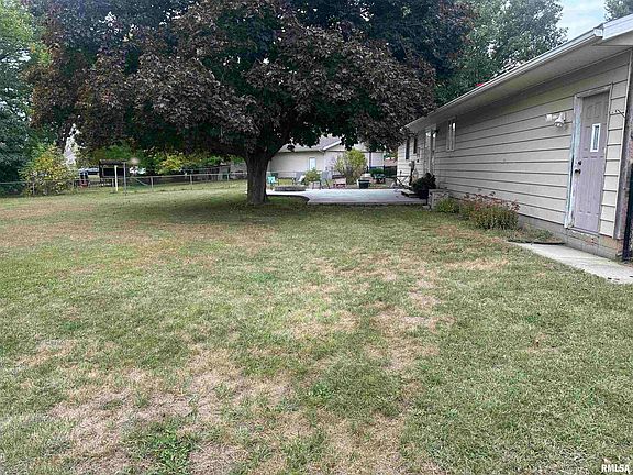 3rd image of 2200 Oak Dr