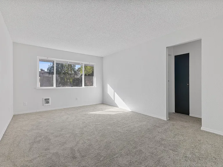 Green Tree Apartments — Photo 1
