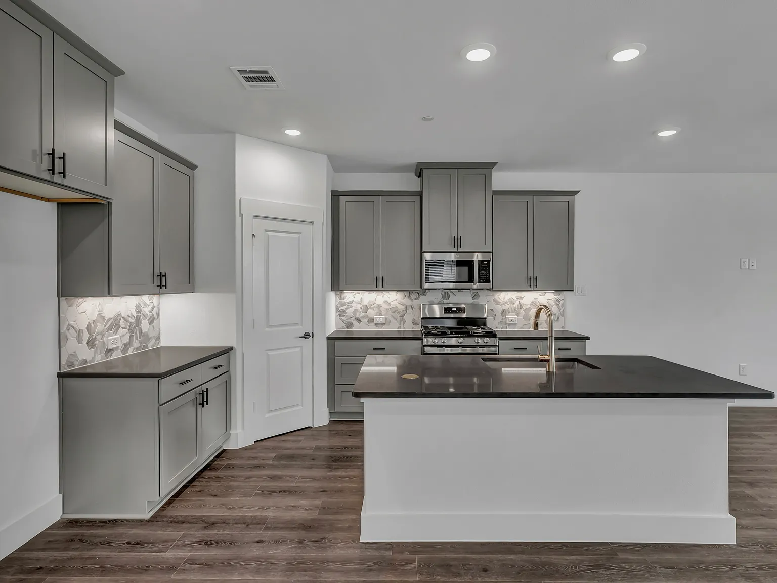 3 bed, 2244 sqft, $3,500 — Photo 3