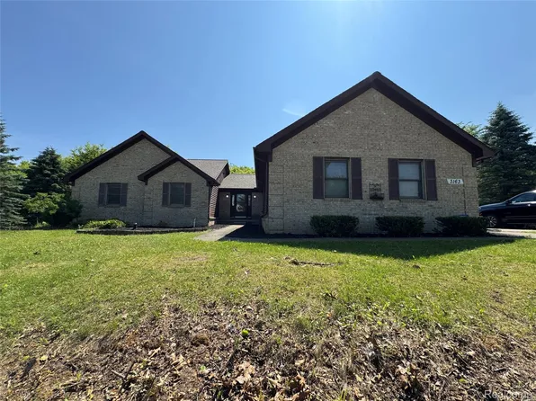 3163 Mystic Valley Dr, White Lake, MI 48383