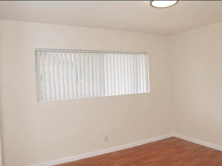 121 E Beacon St #B — Photo 2