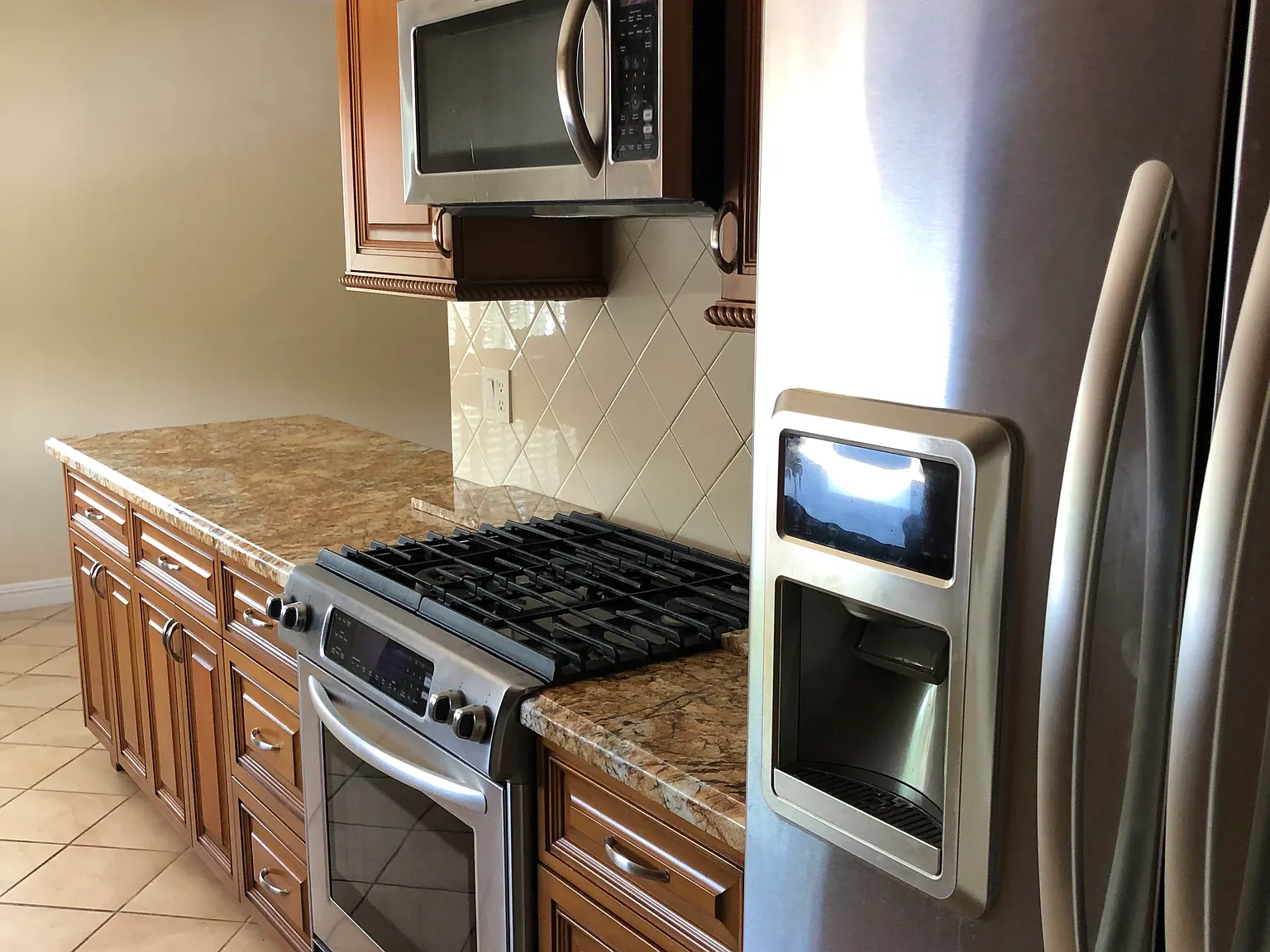 3 bed, 2.5 bath, 1920 sqft, $4,300 — Photo 3