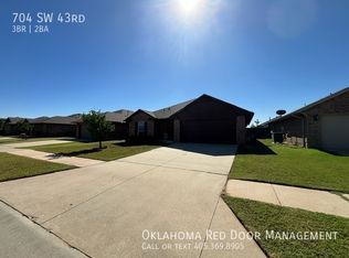704 SW 43rd St, Moore, OK 73160