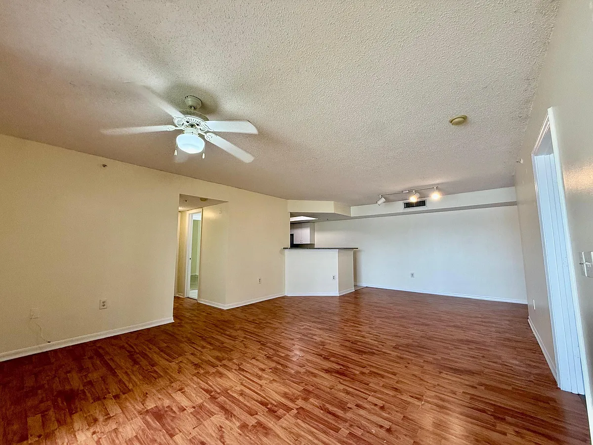 Building Photo - 5065 Wiles Rd #204