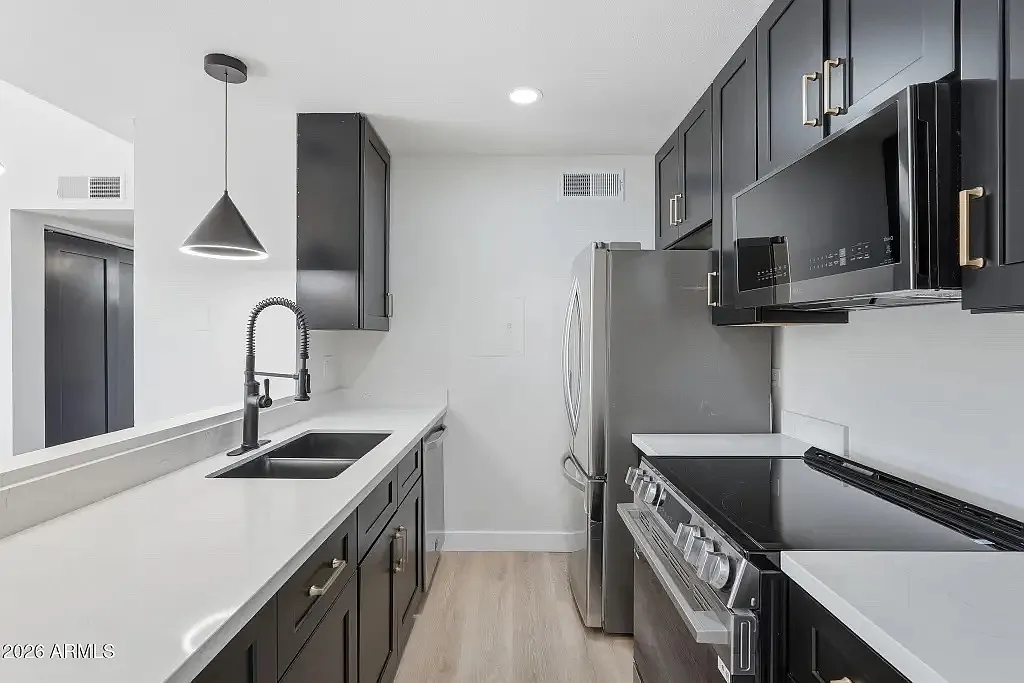 2 bed, 864 sqft, $1,975 — Photo 2