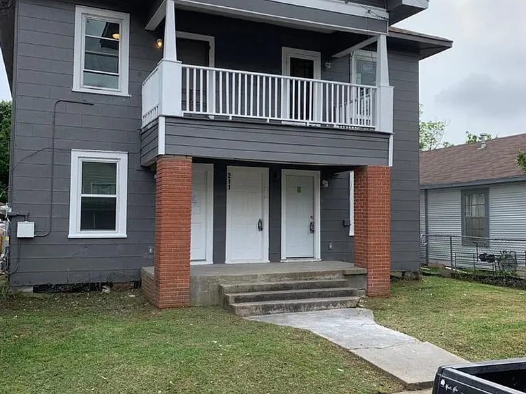 211 E Sterling St — Photo 1