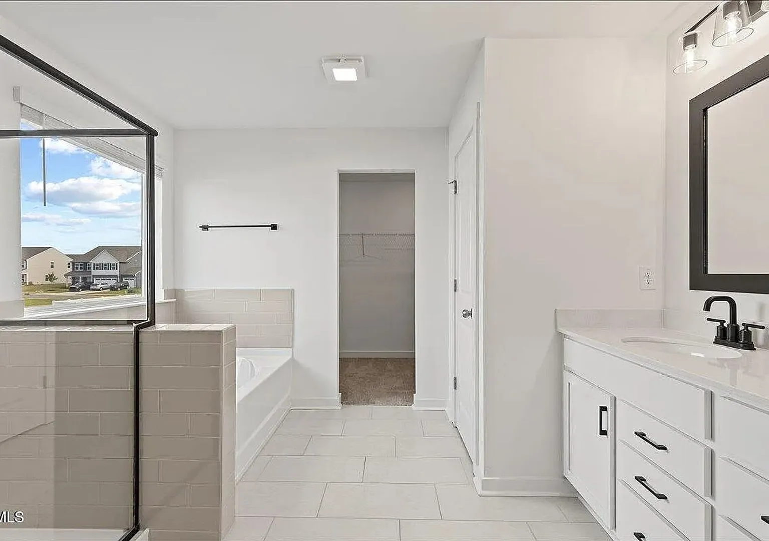 Like New and Move-in Ready!! — Photo 3