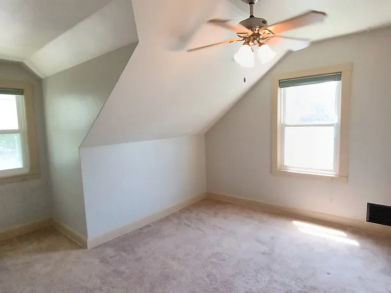 226 S Thornwood Ave — Photo 11