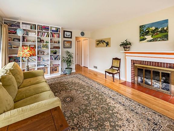 4th image of 713 Collegewood St