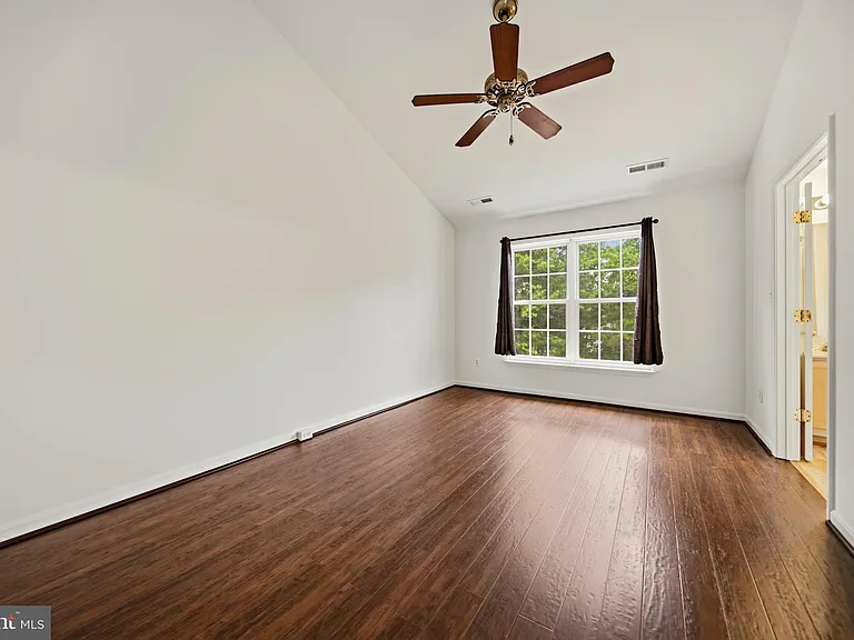 25251 Dunvegan Sq — Photo 14