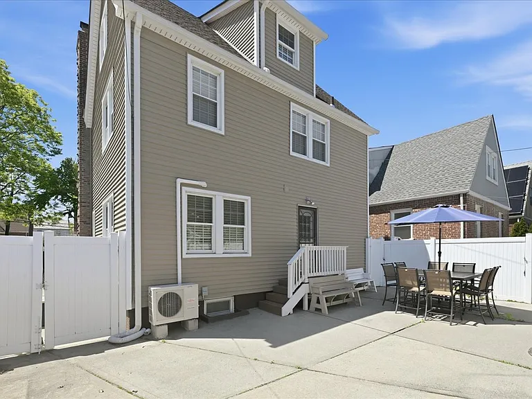 38-11 205th St #SINGLE-FAMIL — Photo 31