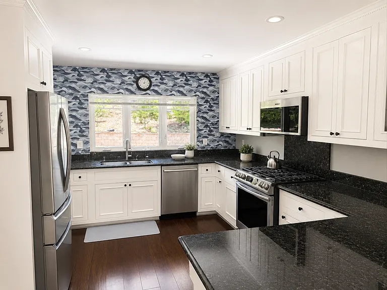 1501 Country Club Dr — Photo 3