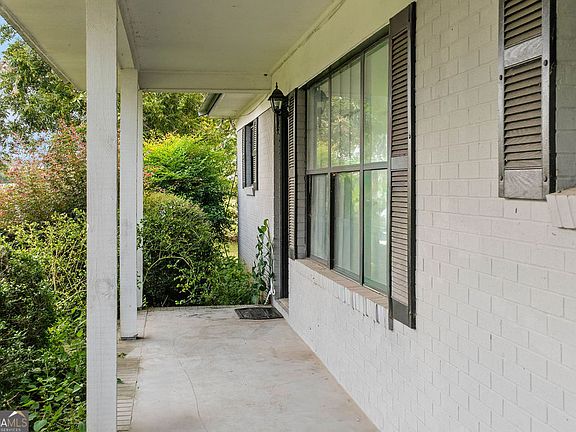4th image of 27 Patricia Ln