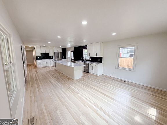 3rd image of 3807 Greenhill Dr