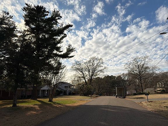 5th image of 20 Greenway Dr