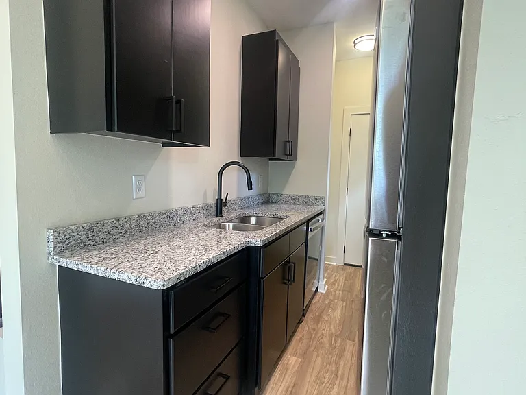 718 W Short 32nd St — Photo 8