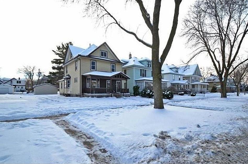 Another perspective of the house (pre-fence).