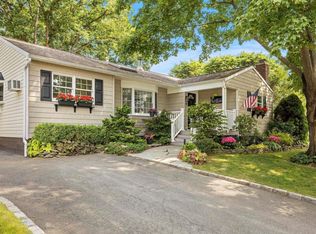 4 Meadow Haven Ln, East Northport, NY 11731