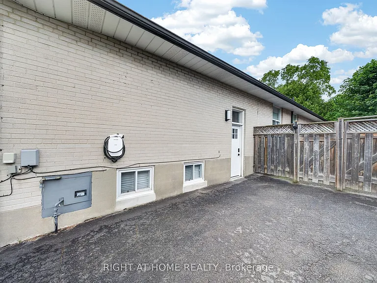 1599 Sandgate Cres #LOWER — Photo 2