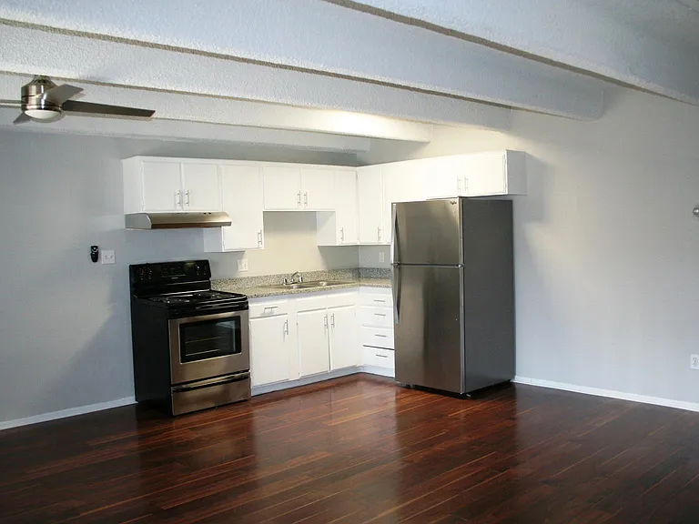 1085 N Pearl St #106 — Photo 2
