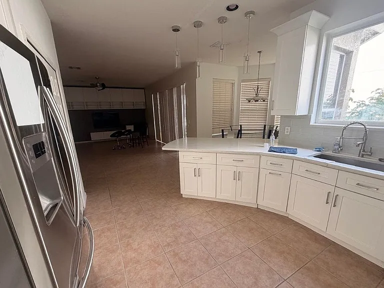 1226 Avondale Ln — Photo 2