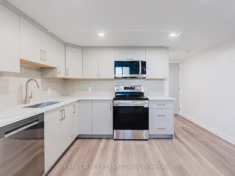 896 Pinewood Cres #3 — Photo 20