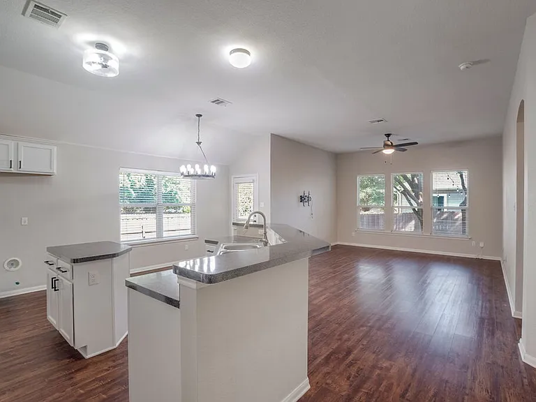 2985 Overland St — Photo 4