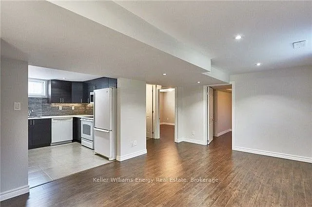 910 Grierson St #LOWER — Photo 9