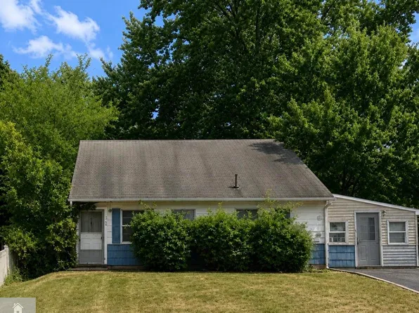 52 Pinetree Dr, Parlin, NJ 08859