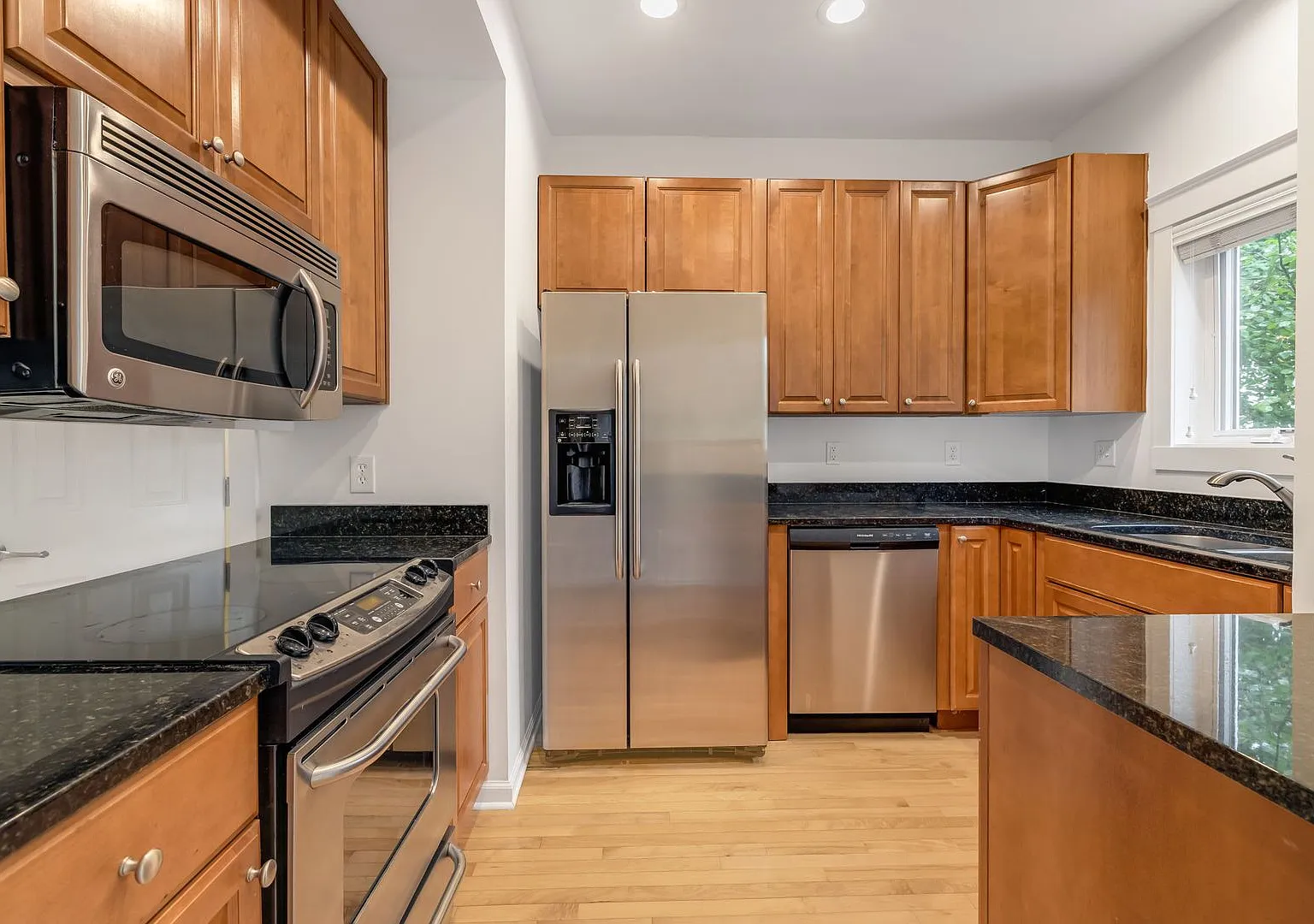 Beautiful 2-Bedroom Townhome off Haywood Road — Photo 4