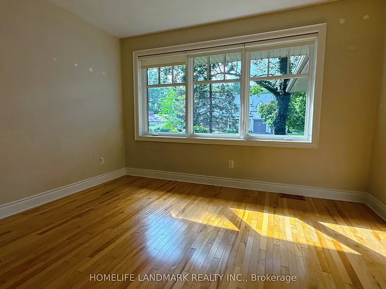 2062 Glenforest Cres — Photo 11