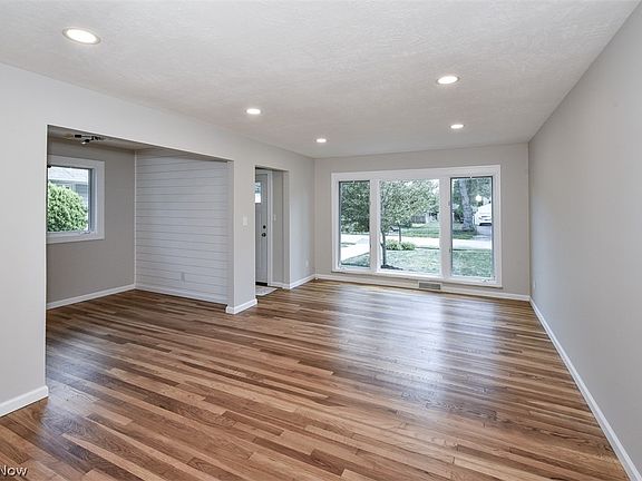 4th image of 30310 Westlawn Dr