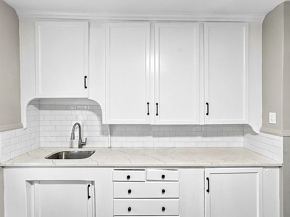 4th image of 425 Wood Ave #7