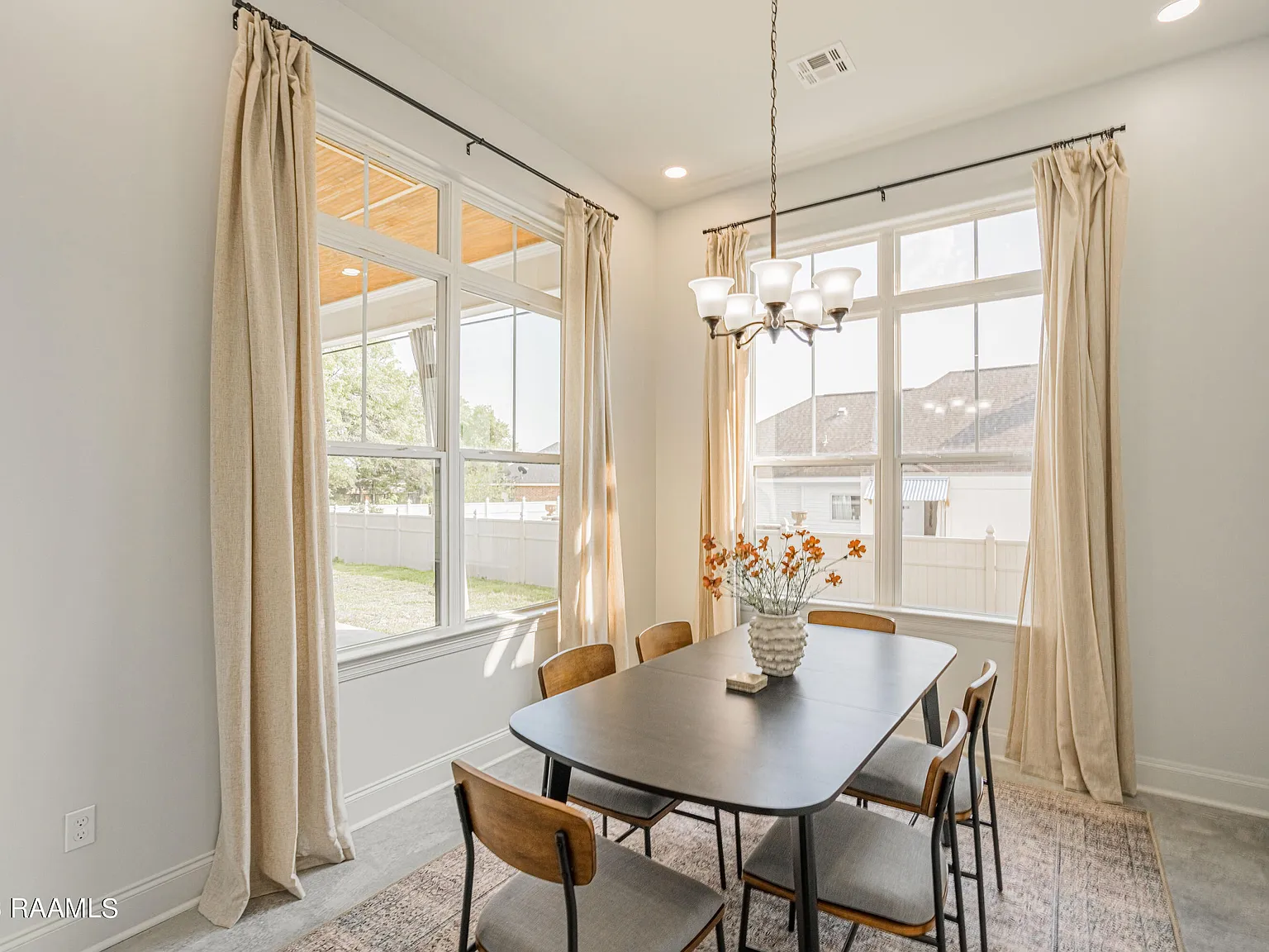 4 bed, 2017 sqft, $4,000 — Photo 3