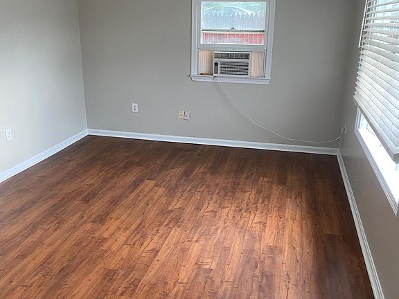 2nd image of 100 Ash Hollow Dr