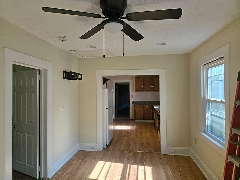 850 W 42nd St — Photo 3