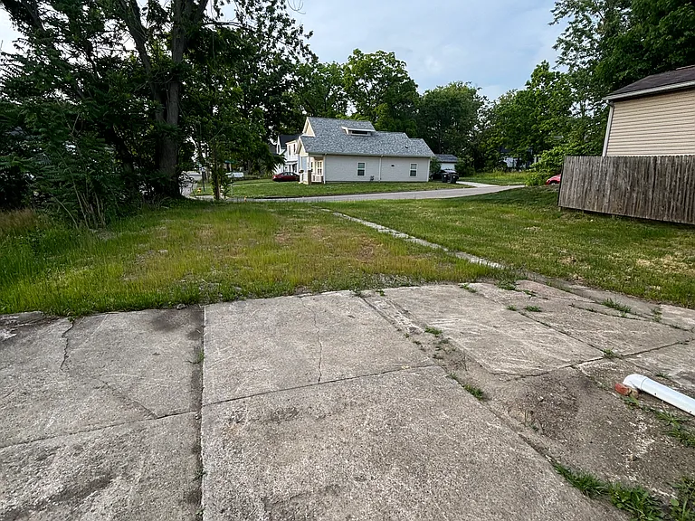 837 Leonard St — Photo 13