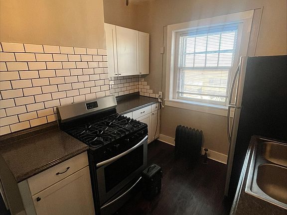 3rd image of 3860 Harney St