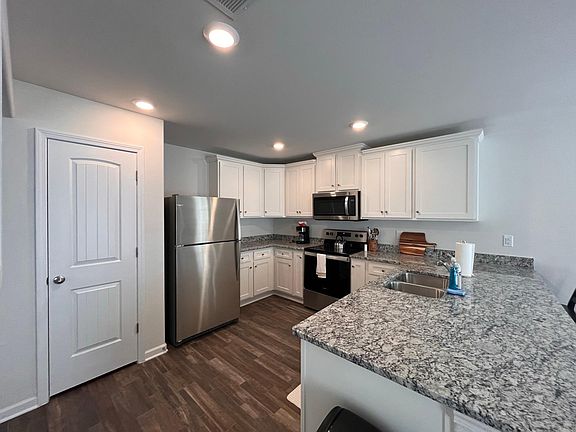 4th image of 557 Belcaro Dr