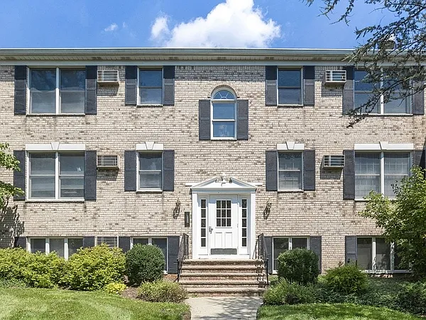 Coventry Square Apartments