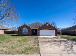 404 Willow St, Gentry, AR 72734