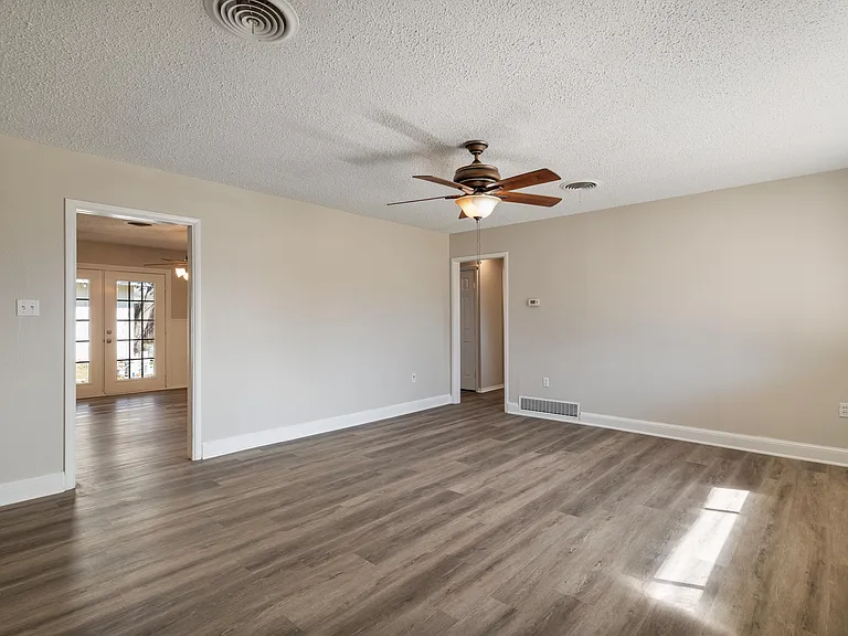 506 E White St — Photo 4