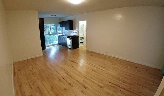 4th image of 479 S Roxbury Dr #1/2