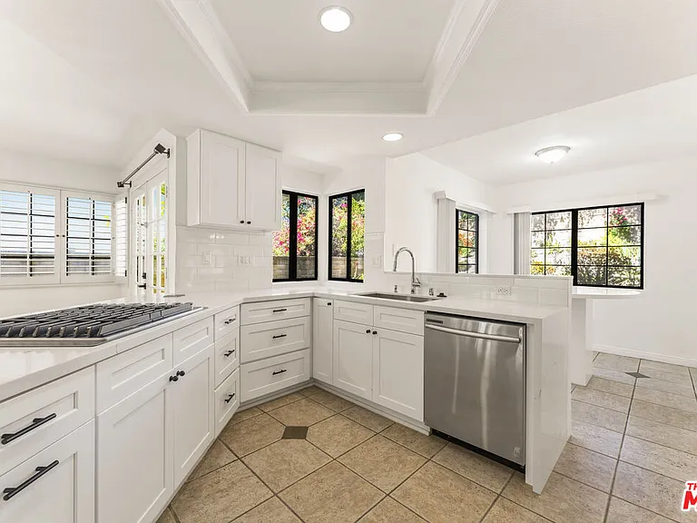 28035 Sheffield — Photo 4