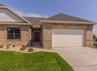 8 Bent Ct, Bloomington, IL